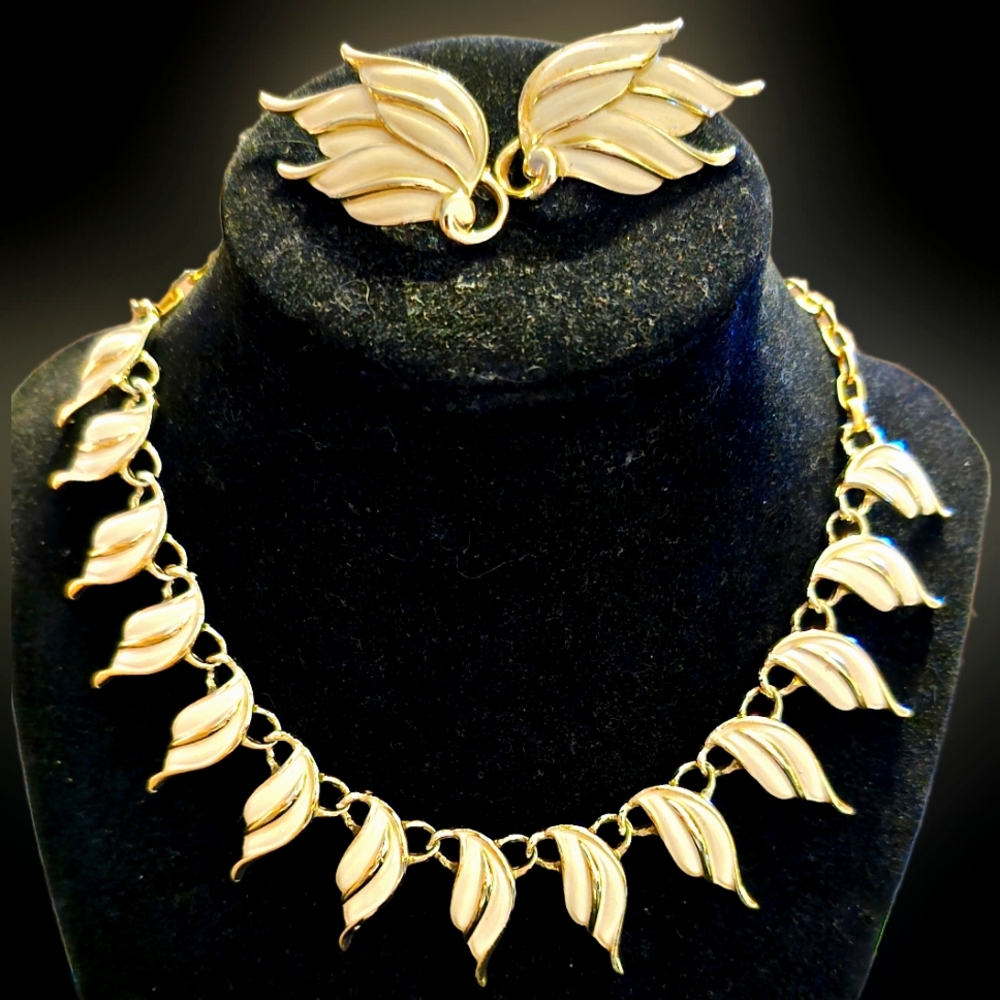 Vintage 1940s Emmons Gold Tone & White Enamel Jewelry Set